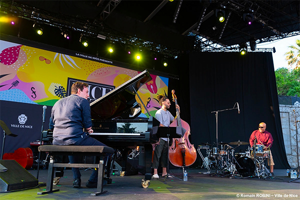 Fred Nardin playing piano in Nice